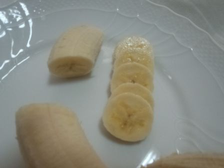 バナナをカットして開いた写真