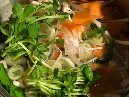 野菜スープを作るために野菜を鍋に入れた写真