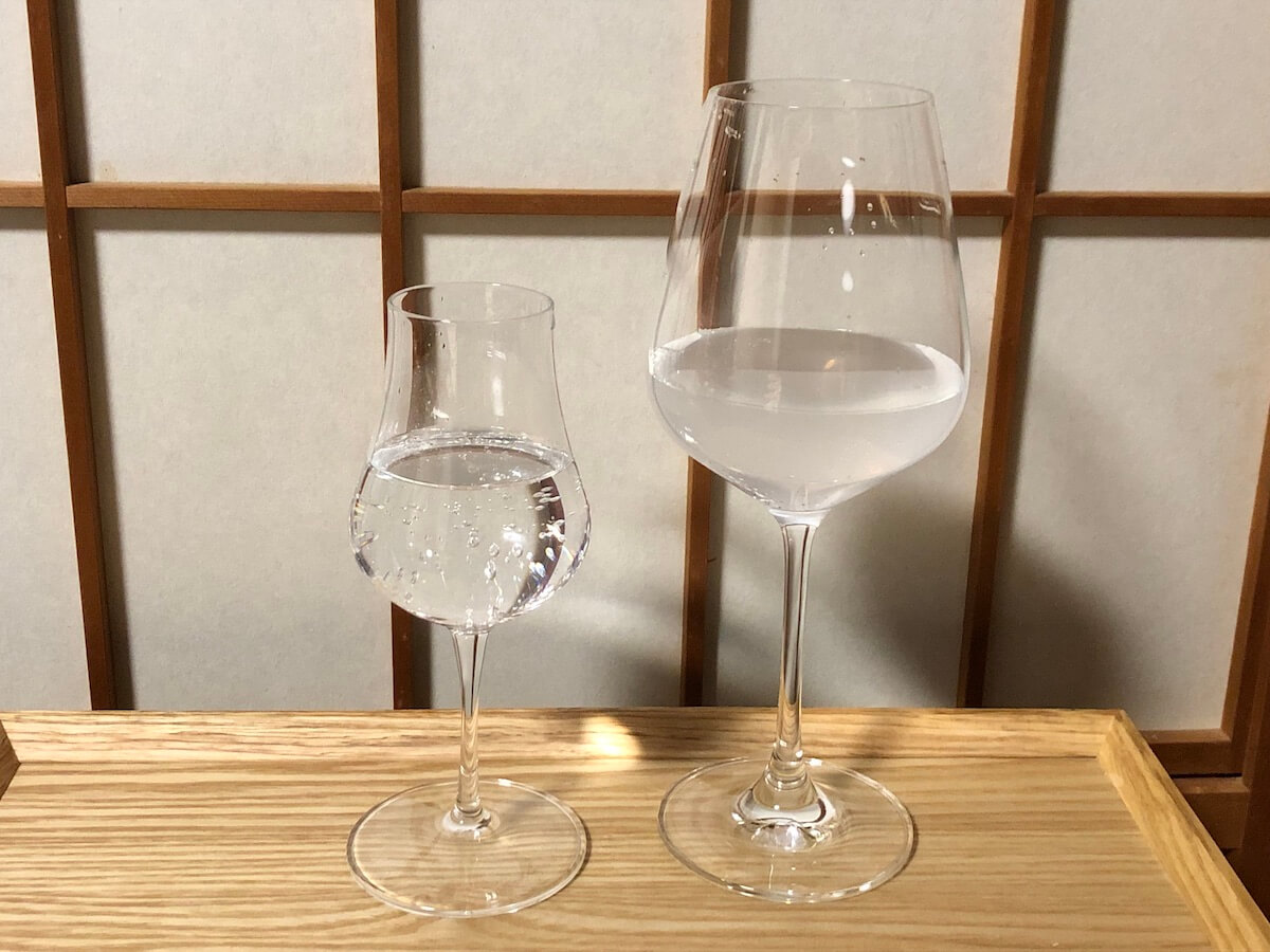 ジンとグラスの写真