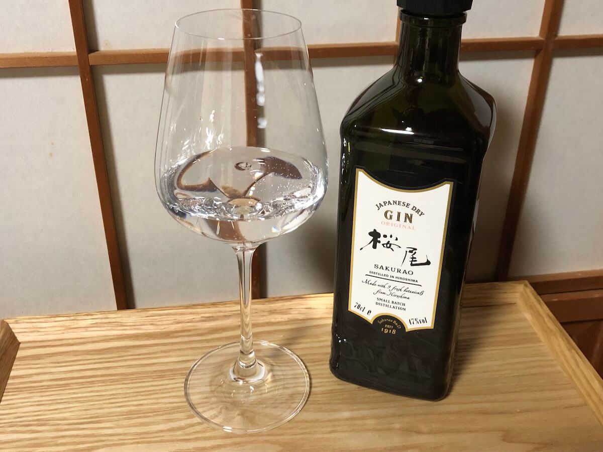 すこし細身のワイングラスにジンをそそいだ写真